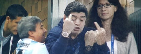 Bannière Maradona doigts
